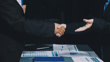 İş Adamları Tokalaşıyor