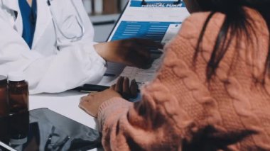 Doktor hastanedeki hastasına ilaç veriyor.