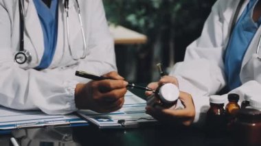 Doktor panoya yazı yazıyor.