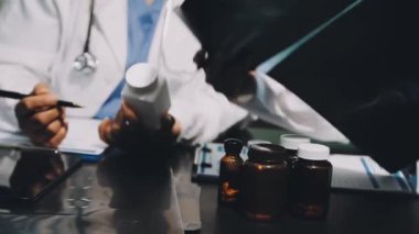 Doktor holding hapları elinde