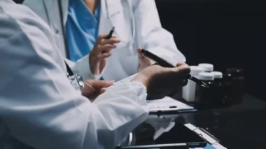 erkek doktor panosuna yazma