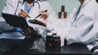 Tıbbi konsept, elinde tablet bilgisayar tutan doktor.