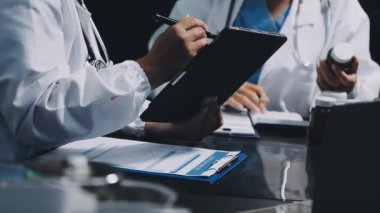 Doktor hastane ofisinde tablet tutuyor.