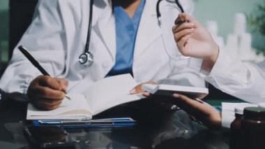 Ofiste çalışan tıbbi ekip.