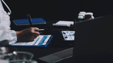 dijital tablet kullanan doktor