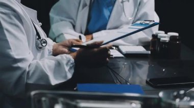 Doktor hastanede dururken panoya yazı yazıyor.