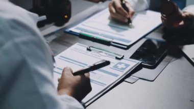 Hastane ofisinde çalışan profesyonel bir doktor. tıbbi sağlık ve tıp konsepti.