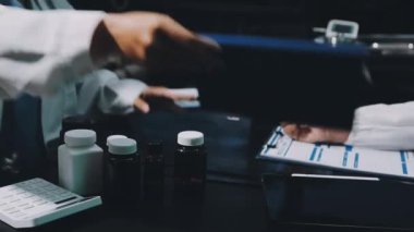 Tıbbi hapları tutan doktorun elini kapatın.