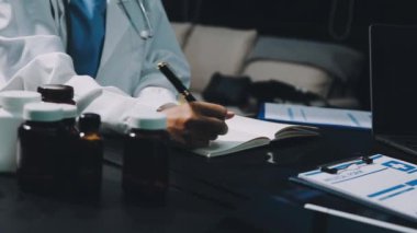 Hastanede elinde tablet bilgisayarla bir doktoru kapat..