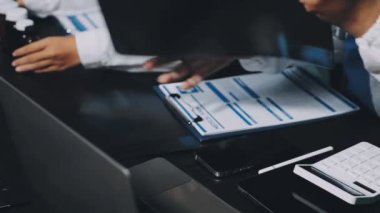 Hastanede dizüstü bilgisayarla doktorların ellerini kapat.
