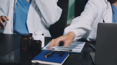 Ofiste tablet bilgisayarı olan bir doktoru kapat.