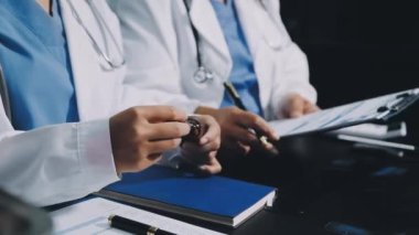 Kapat. Doktorlar hastanın röntgenini tartışıyor..