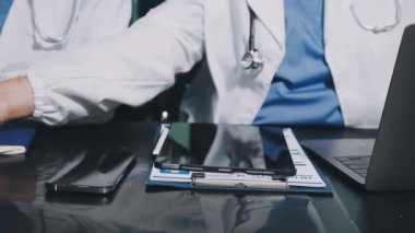 Tıp doktorunun elini tablet bilgisayar kullanarak kapat