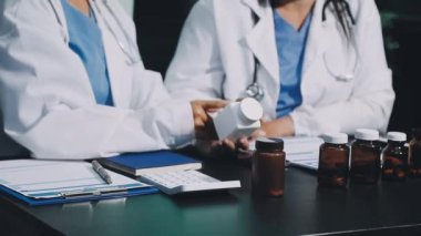 Yakın plan. Tıp üniformalı doktor elinde haplar ve haplar tutuyor. tıp ve sağlık hizmeti kavramı