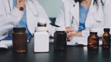 Steteskoplu bir doktor ve hastanede ilaç şişeleri..