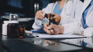 Modern ofiste çalışan kadın doktor.