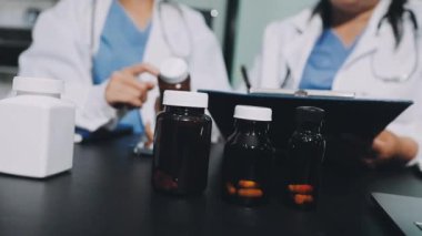 İlaçlı ilaç şişeleri masada, doktor.