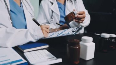 Kapat. Doktor tabletle masada çalışıyor.