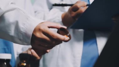 Doktor hap tutarak yakın çekim