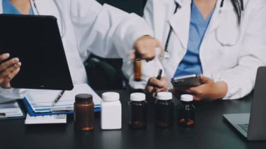 Tıp laboratuarında tablet bilgisayarı olan doktor.