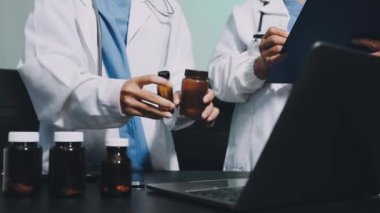 Kapalı - hastanede doktor eli ilaç şişelerini tutuyor.