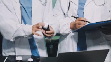 Doktor ofisinde reçete yazıyor.