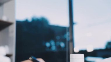 Doktor X-ray 'i elinde tutuyor..