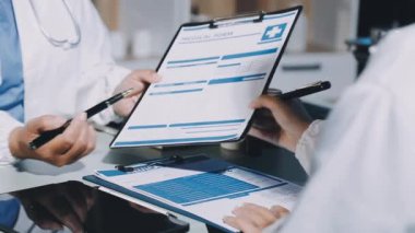 Klinikte doktor reçetesini panoya yazıyor.