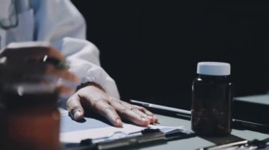 dijital tablet kullanan kadın elinin görüntüsünü kapat