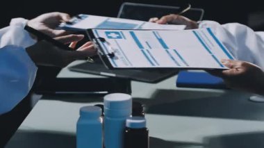 Profesyonel doktor modern ofiste reçete yazıyor.