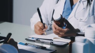 Doktor ofisinde reçete yazma.