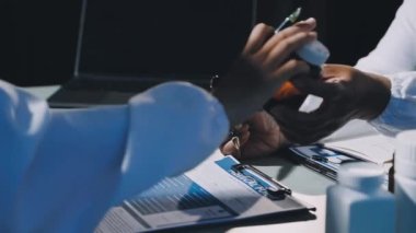 Kapat. Doktor, hastasıyla hastanede konuşuyor..