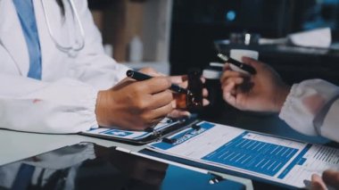 Kalem tutan ve reçete yazan erkek doktoru kapatın.