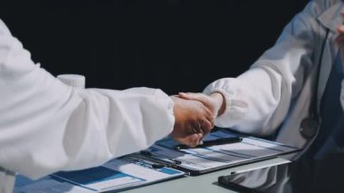 Kapat. Doktor hastaların elini sıkıyor..