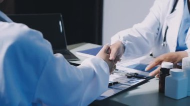 Doktor tablet bilgisayarı elinde tutuyor.