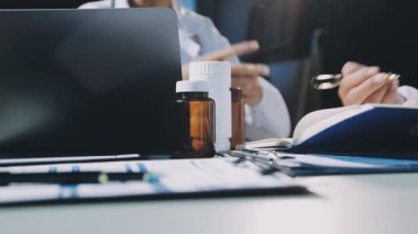 Tıp doktorunun el ele tutuşan şişesine yakından bakın.