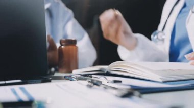Doktor el yazısıyla reçeteyi panoya yazdı.