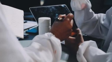 Klinikte çalışırken dizüstü bilgisayar ve tablet bilgisayar kullanan kadın doktoru kapatın. Sağlık, sağlık ve teknoloji kavramı