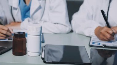 Tıbbi ekip ofiste bir bilgisayarla çalışıyor.