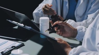 Ofisteki erkek doktor