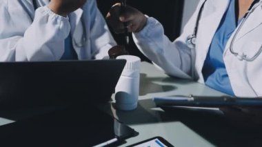 Doktor dijital tablet tutuyor ve dijital tablet kullanıyor