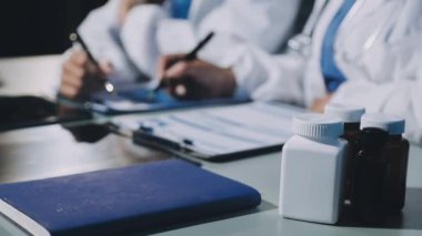 Doktor ofiste reçete yazıyor.