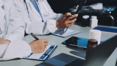 Doktor klinikte çalışırken panoya yazı yazıyor.