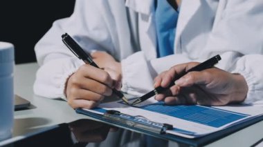 Pano ile çalışan doktor