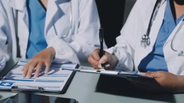 Doktor hastanede tablet bilgisayar kullanıyor. Sağlık ve tıbbi personel hizmetleri.