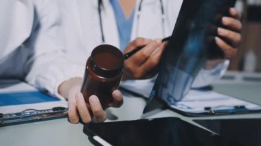 Profesyonel doktor panoyu elinde tutuyor.