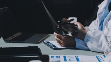 Yakın plan - erkek doktorun elinde kalem tutması ve not yazması.