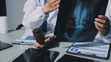 Erkek doktor dijital röntgen filmi tutuyor.