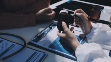 Ofiste çalışan iş adamları