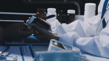 Kadın doktorların tablet taşıdığı ve kan basıncını ölçtüğü görüntüler.